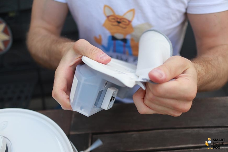 Das Wischtuch des Ecovacs Deebot T10 wird mit Hilfe des Klettverschlusses befestigt.